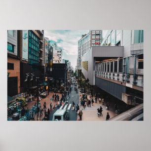 AFFICHE PERSONNES DANS LES RUES DE LA VILLE EN JOURNÉE