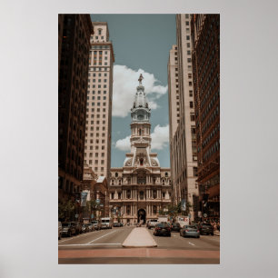 AFFICHE PERSONNES MARCHANT DANS LA RUE PRÈS DES BÂTIMENTS 