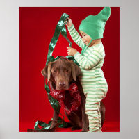 Petit garçon décorant un chien