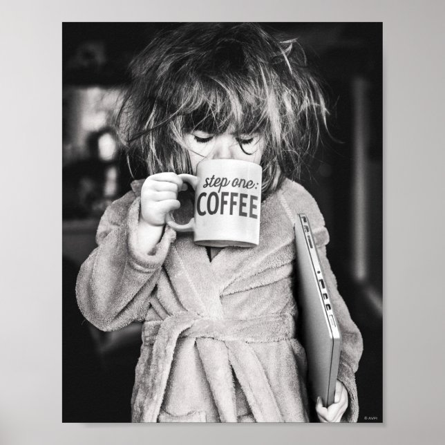Affiche Petite fille boit du café (Devant)