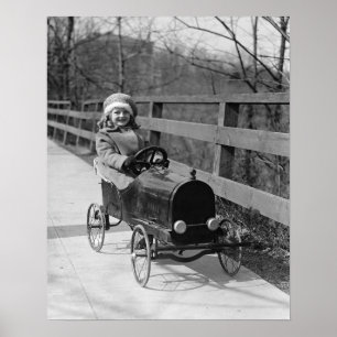 Affiche Petite Fille Conduisant une Voiture à Pédales, 192
