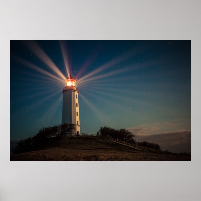 Affiche Phare sur une colline brillant la nuit (Devant)