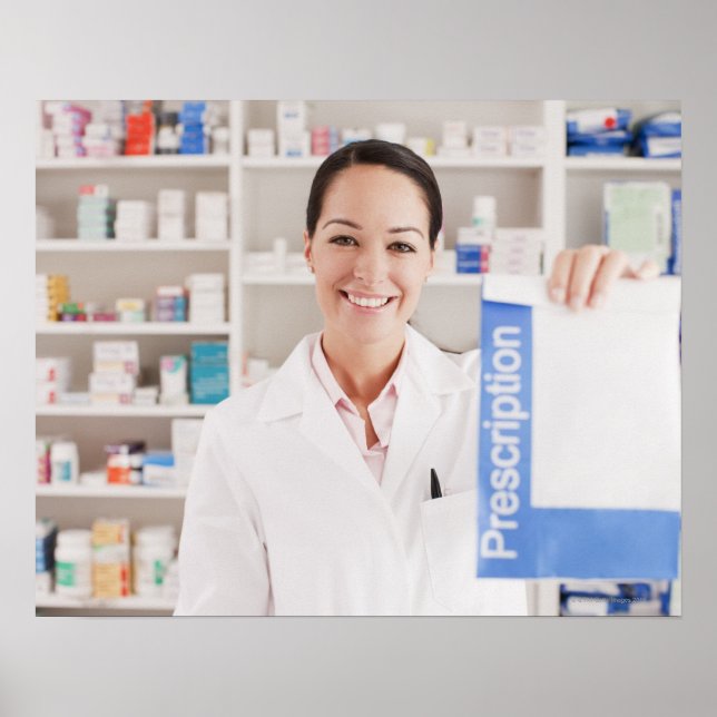 Affiche Pharmacist holding prescription in drug store (Devant)