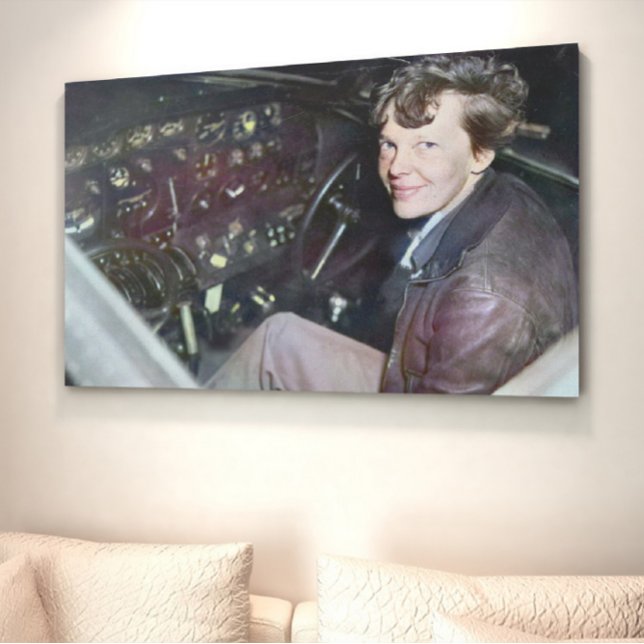 Affiche Photo candide d'Amelia Earhart dans le cockpit d'u (Créateur téléchargé)