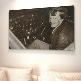Affiche Photo candide d'Amelia Earhart dans le cockpit d'u