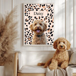Affiche Photo de chien Empreinte de léopard personnalisée<br><div class="desc">Libérez votre côté sauvage avec notre photo de chien Empreinte de léopard personnalisée avec nom! Ce produit personnalisé combine un arrière - plan empreinte de léopard tendance avec une photo de votre chien bien-aimé et son nom, créant un souvenir unique et élégant. Parfait pour les amoureux de les chiens, cet...</div>