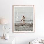 Affiche Photo de famille moderne Editorial Voyage Keksaké<br><div class="desc">Avez-vous un voyage spécial, une aventure familiale ou une destination de voyage mémorable que vous avez entrepris? Notre affiche mémorable de voyage en photo de famille est parfaite pour capturer votre voyage spécial et l'afficher dans votre maison pour toujours se souvenir. Design moderne et minimaliste avec typographie audacieuse fait pour...</div>