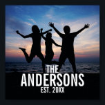 Affiche Photo de famille personnalisée avec nom de famille<br><div class="desc">Cadeau photo de famille personnalisé, décoré avec nom de famille et établi année en blanc moderne sans serif style police, parfait avec photo carré. Cool pour afficher la photo de famille. Parfait aussi comme cadeau de vacances, cadeau de ménage, cadeau de réunion de famille et cadeau pour toutes les occasions...</div>