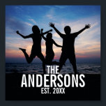 Affiche Photo de famille personnalisée avec nom de famille<br><div class="desc">Cadeau photo de famille personnalisé, décoré avec nom de famille et établi année en blanc moderne sans serif style police, parfait avec photo carré. Cool pour afficher la photo de famille. Parfait aussi comme cadeau de vacances, cadeau de ménage, cadeau de réunion de famille et cadeau pour toutes les occasions...</div>