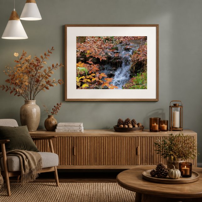 Affiche photo de feuilles d'automne et cascade (Framed mockup of an enlarged photo print showcasing natural beauty)