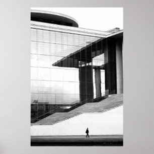 AFFICHE PHOTO GRAYSCALE DE L'HOMME MARCHANT SUR DES PAVEME