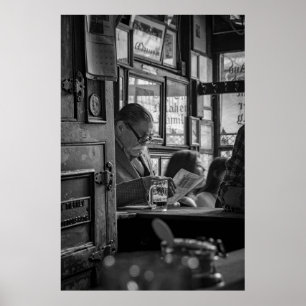 AFFICHE PHOTO GREYSCALE DE MAN SITTING LORS DE LA LECTURE 