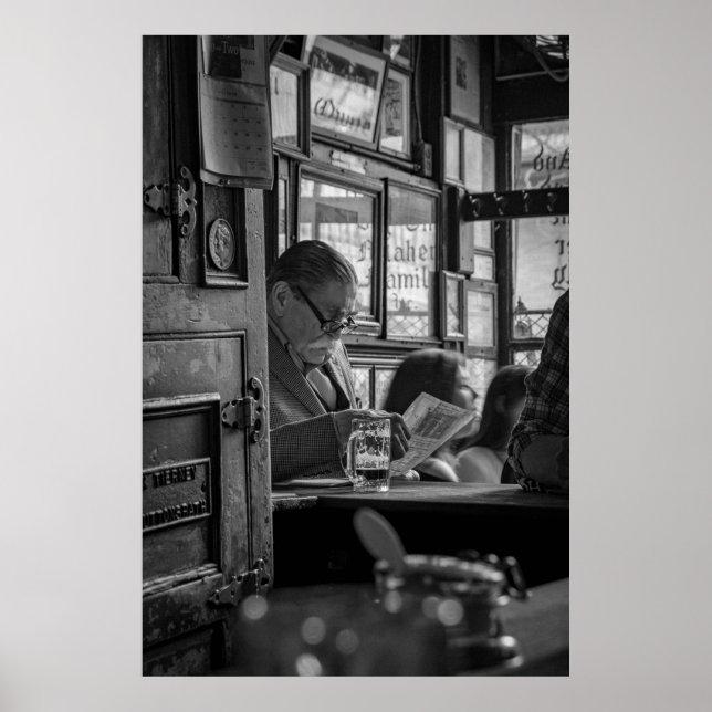 AFFICHE PHOTO GREYSCALE DE MAN SITTING LORS DE LA LECTURE  (Devant)