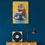 Affiche Photographe de chat en Vintage Sweater Quirky<br><div class="desc">Ajoutez de la couleur à votre mur avec cette affiche excentrique. Il comprend un collage photo photo d'un chat tabby habillé d'un pull rétro et tenant une caméra vintage fixée contre un mur en brique jaune vif.</div>