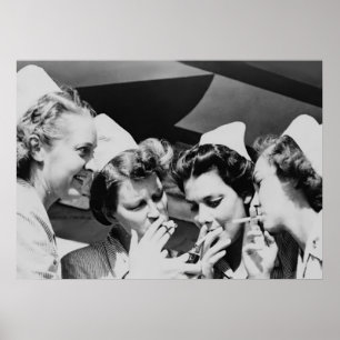 Affiche Photographie vintage de infirmières fumant 28x20in