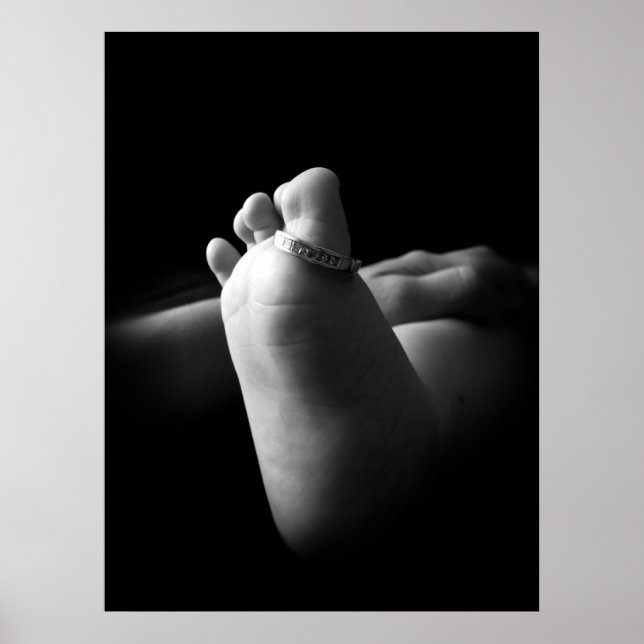 Affiche Pied bébé noir et blanc (Devant)