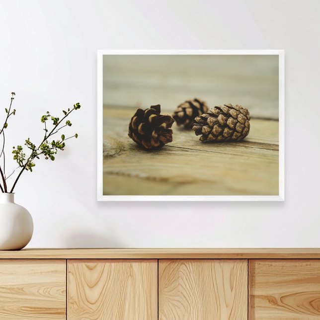 Affiche Pinecones Rustiques Sur Le Bois Nature Encore La V (Please note: This image is a digital mockup. The product may not be in scale.)