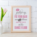 Affiche Pink Pucker up et réparer vos cheveux femmes toile<br><div class="desc">"Pucker Up,  Fix Your Hair and Get Back on the Dance Floor" affiche mariage de style vintage pour afficher dans la salle de bain des femmes. Empreinte à linge et accents à la brosse à cheveux. Couleurs rose vif et gris d'étain sur arrière - plan blanc.</div>