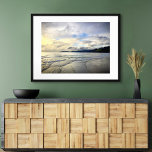 Affiche Pismo Beach Californie Dramatique Tsunset Photo<br><div class="desc">Ce spectaculaire paysage de plage de Pismo Beach, en Californie, immaculé, immaculé et sablonneux, pris près du coucher du soleil, respire la tranquillité et la solitude. Ici, vous trouverez les surfeurs qui attendent la vague parfaite ainsi que les petits oiseaux qui cherchent leur snack du soir. Vous pouvez facilement personnaliser...</div>