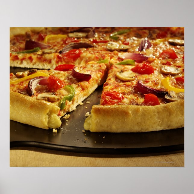 Affiche Pizza végétale coupée sur poêle noir sur bois (Devant)
