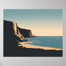 Plage de coucher de soleil doré aux falaises côtiè