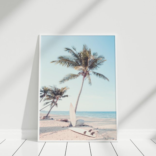 Affiche Plage tropicale avec planches (Tropical Beach with Surfboards Poster in white frame on white wooden floor.)