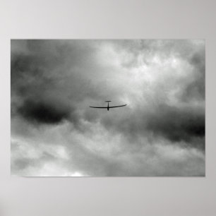Affiche Planeur volant dans un ciel gris
