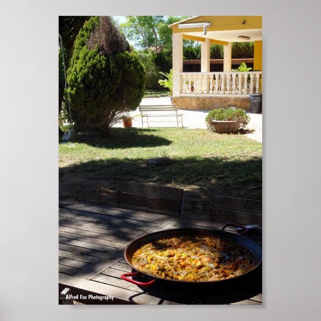 Affiche Plat de paella au repos dans le jardin (Devant)