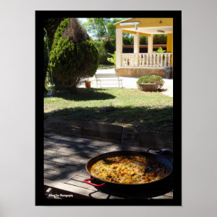 Affiche Plat de paella au repos dans le jardin