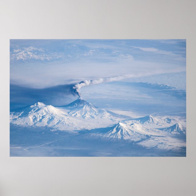 Affiche Plume Émanant Du Volcan Kliuchevskoi. (Devant)