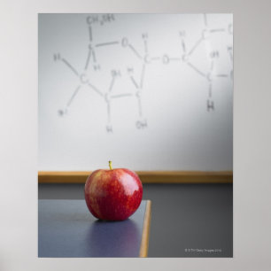 Affiche Pomme rouge assise sur le bureau des enseignants