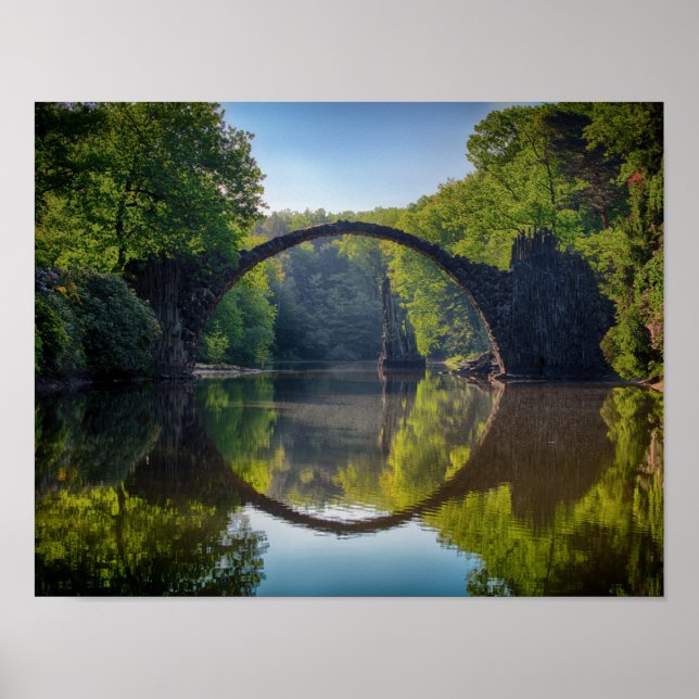 Affiche Pont rond gris sur une rivière dans la forêt (Devant)