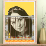 Affiche Pop Art Retro Femme Vintage Face jaune arrière - p<br><div class="desc">Cette affiche montre le visage d'une jolie femme derrière les barreaux de prison. L'idée derrière est que nous pouvons être plus grands que nos propres barrières inventées par nous-mêmes. Le choix du fond jaune est de montrer le portrait noir et blanc de la femme d'une meilleure façon. Le style pop...</div>