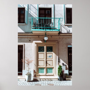 Affiche Porte en bois Brown sur bâtiment en béton blanc