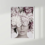 Affiche Portrait de mode floral Rose poussiéreux<br><div class="desc">De magnifiques pivoines roses poussiéreuses cachent le visage d'un mannequin de mode. Cette affiche moderne est un grand design dans une pièce neutre,  grise ou éclectique.</div>