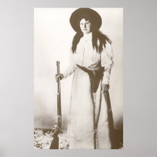 Affiche Portrait photo d'une cowgirl tenant un fusil en 19