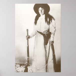 Affiche Portrait photo d'une cowgirl tenant un fusil en 19