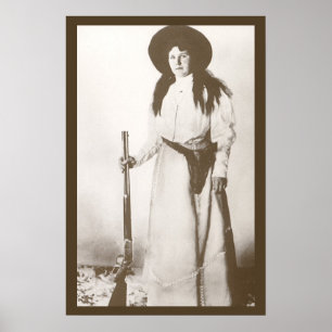 Affiche Portrait photo d'une cowgirl tenant un fusil en 19