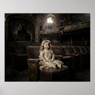 Affiche Poupée en porcelaine dans un théâtre abandonné