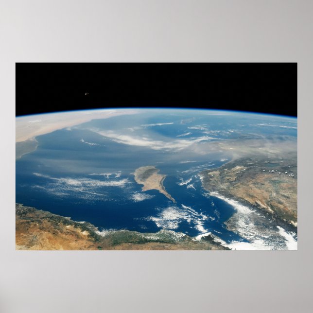 Affiche Poussière Sur La Mer Méditerranée Et L'Île Chypre (Devant)