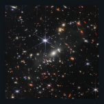 Affiche Première vue profonde de l'univers de Webb<br><div class="desc">Vaste et profonde, cette image capture une minuscule tranche du début de l'univers, grouillant de milliers de galaxies de formes et de tailles diverses. Les couleurs pâles des galaxies témoignent de leur immense distance, certaines datant de 13, 8 milliards d'années. Les galaxies spirales, comme notre propre Voie Lactée, serrent de...</div>