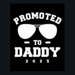 Affiche Promu À Papa 2025 Faire-part de grossesse<br><div class="desc">Promoté Au Don De Faire-part De Grossesse Daddy 2025. Un cadeau parfait pour votre père, maman, papa, hommes, femmes, amis et membres de la famille le jour de Thanksgiving, Noël, Fête des mères, Fête des pères, 4 juillet, 1776 Jour indépendant, Fête des anciens combattants, Fête de l'Halloween, Fête de Patrick...</div>