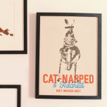 Affiche Pun de chatte amusé à nu de chat Kangaroo Weirdcor<br><div class="desc">Préparez-vous à rire avec notre chemise "Cat-napped & Adored" puny et étrangement spécifique ! Ce chef-d'oeuvre bizarre présente un kangourou qui coule un chat, un combo parfaitement mignon et pointu. Nos chemises vont très fort sur l'humour, ce qui en fait un must-have pour quiconque aime rire et apprécier l'unicité. Embrassez...</div>