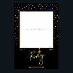 Affiche Quarante | Black & Gold 40th Birthday Photo Frame<br><div class="desc">Ajoutez un détail amusant à votre fête du 40e anniversaire. Cette affiche photo prop présente un script de brosse "Quarante" avec du texte personnalisé. Ce design sera un parfait assortiment pour une fête d'anniversaire moderne en or et bleu marine. Fixez l'affiche sur un carton d'argile et découpez la zone marquée....</div>
