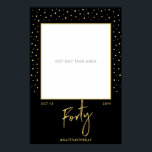 Affiche Quarante | Black & Gold 40th Birthday Photo Frame<br><div class="desc">Ajoutez un détail amusant à votre fête du 40e anniversaire. Cette affiche photo prop présente un script de brosse "Quarante" avec du texte personnalisé. Ce design sera un parfait assortiment pour une fête d'anniversaire moderne en or et bleu marine. Fixez l'affiche sur un carton d'argile et découpez la zone marquée....</div>
