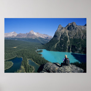 Affiche Randonneur surplombant le lac aux couleurs turquoi