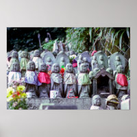 Rangées de petites statues de moines Jizo avec des