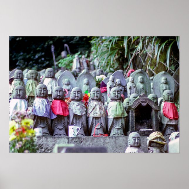 Affiche Rangées de petites statues de moines Jizo avec des (Devant)