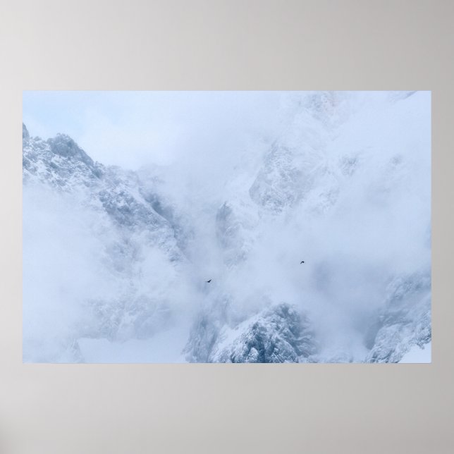 Affiche Ravens, montagnes enneigées et nuages (Devant)