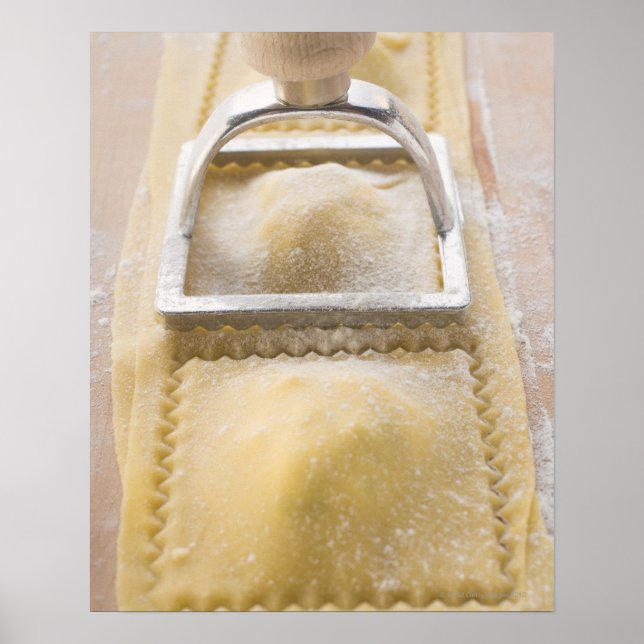 Affiche Ravioli avec découpe de pâte, gros plan (Devant)